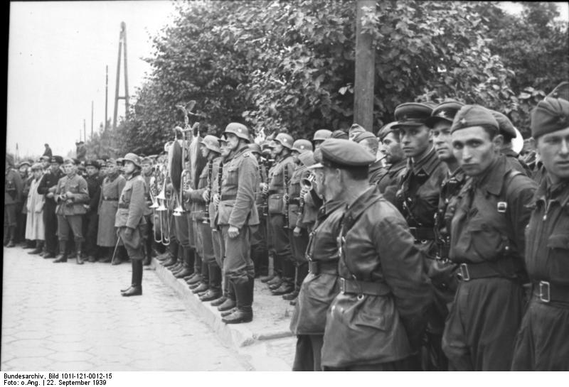 599f09910f378_Bundesarchiv_Bild_101I-121-0012-15_Polen_deutsch-sowjetische_Siegesparade.jpg.dc671d9eae5325b41e520ba6f121b6fd.jpg