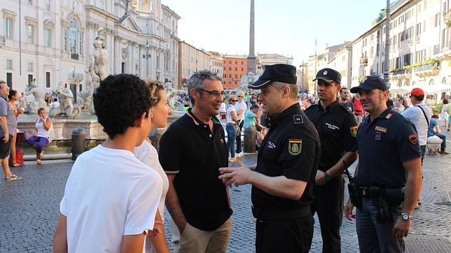 Одесские они на итальянском. Полиция Испании. Полиция Италии. Туристическая полиция Италии. Форма полиции Испании.