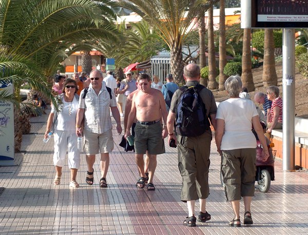 turistas-sur-tenerife.jpg